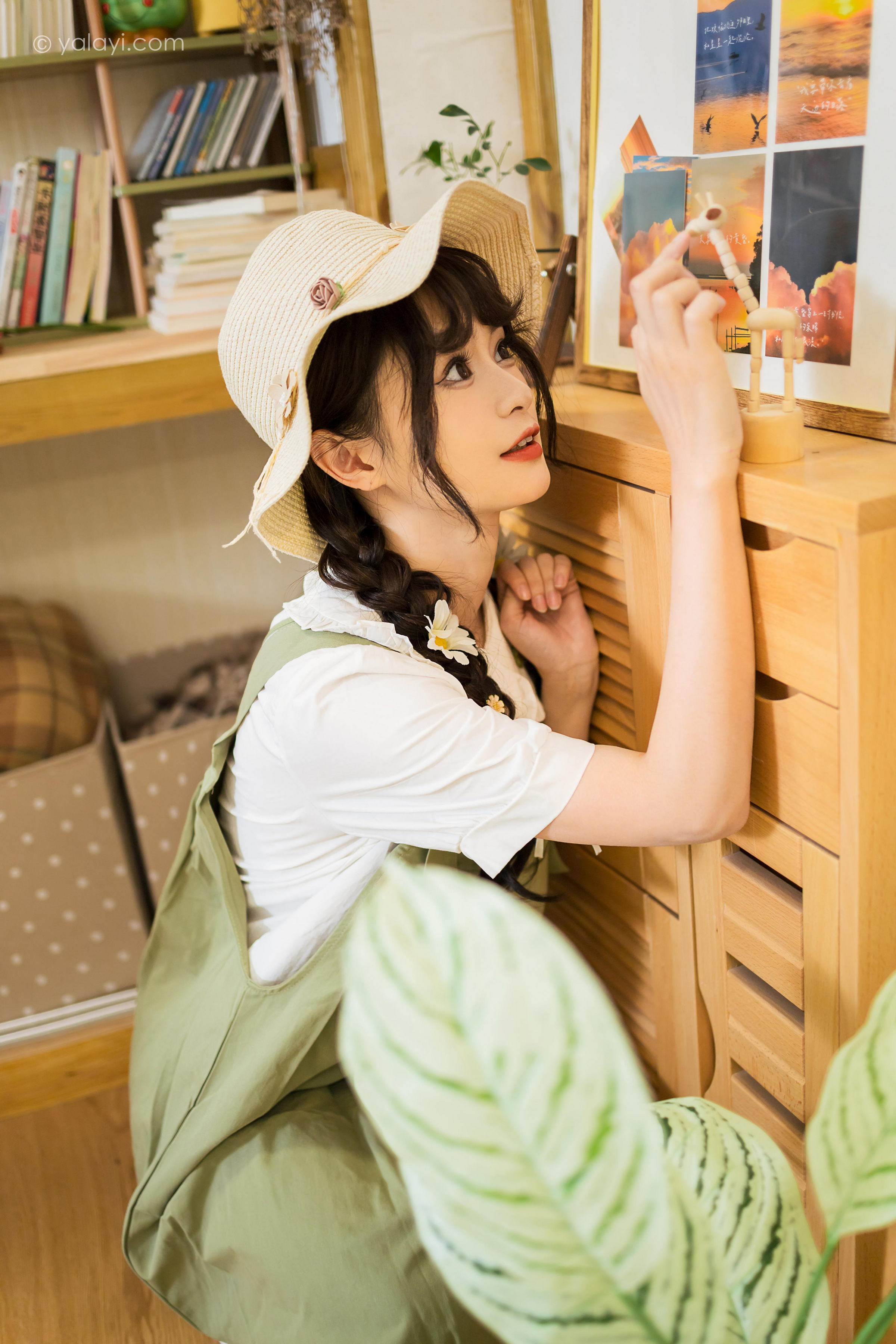 [YALAYI雅拉伊]2023.05.15 世间的温柔 小亭 白色小衬衫加背带加衣裙复古清纯写真集第4张