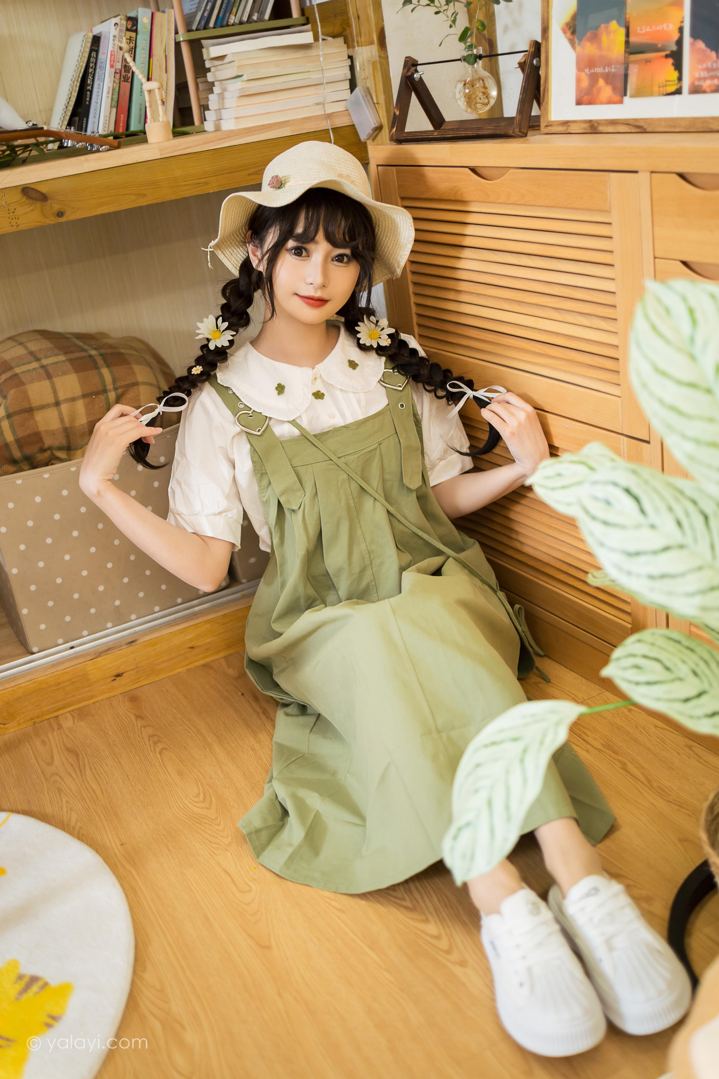[YALAYI雅拉伊]2023.05.15 世间的温柔 小亭 白色小衬衫加背带加衣裙复古清纯写真集第5张