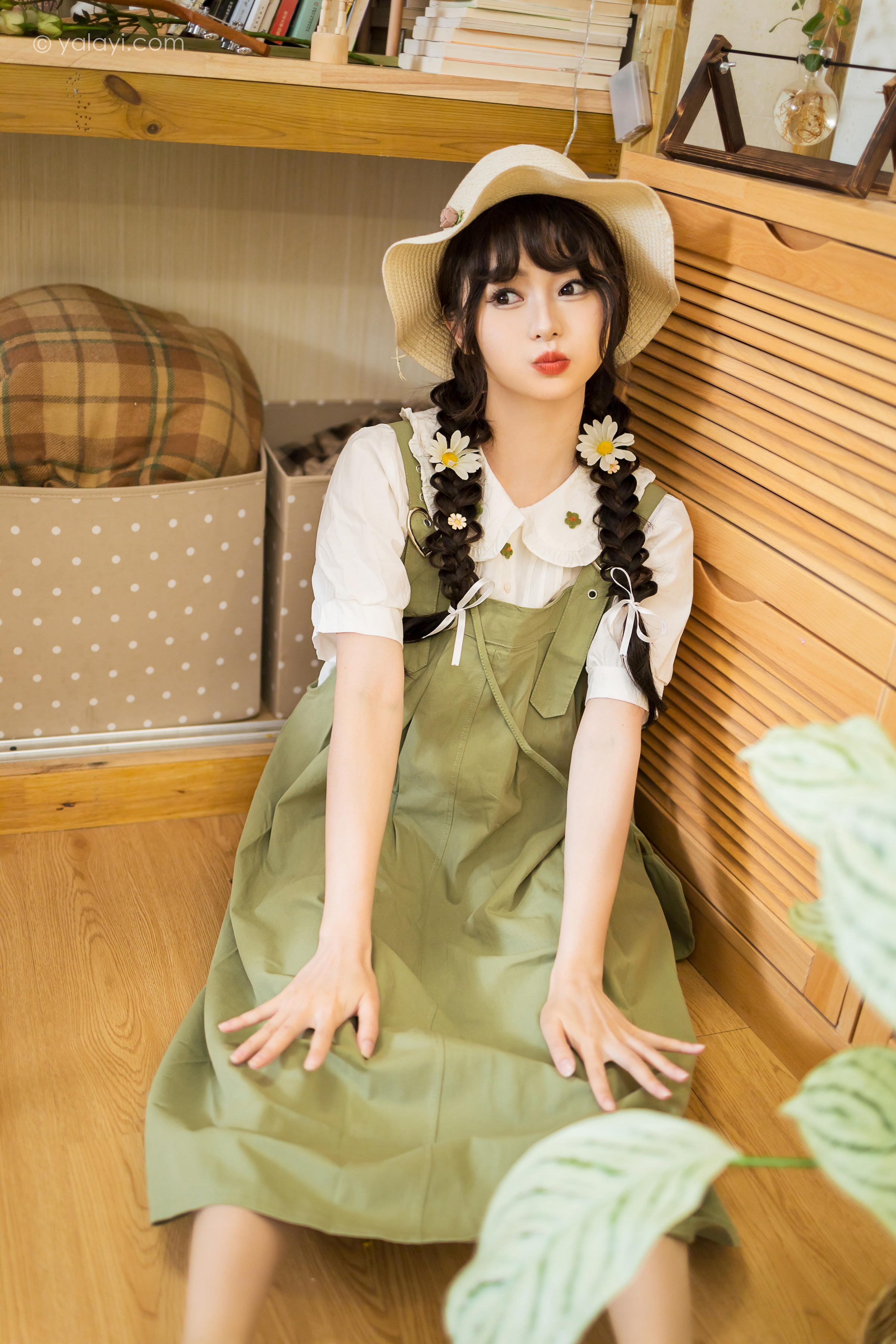 [YALAYI雅拉伊]2023.05.15 世间的温柔 小亭 白色小衬衫加背带加衣裙复古清纯写真集第6张