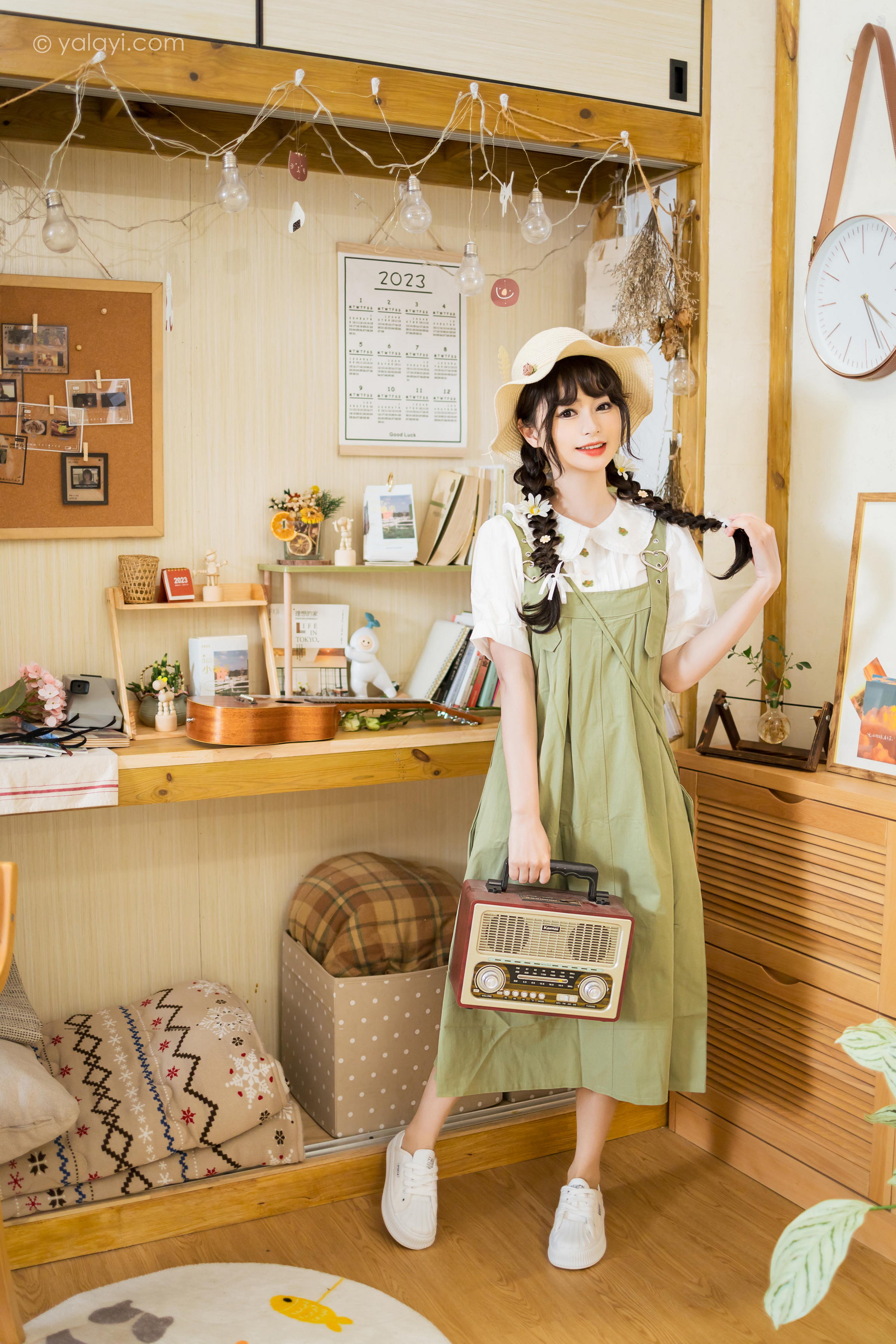 [YALAYI雅拉伊]2023.05.15 世间的温柔 小亭 白色小衬衫加背带加衣裙复古清纯写真集第9张