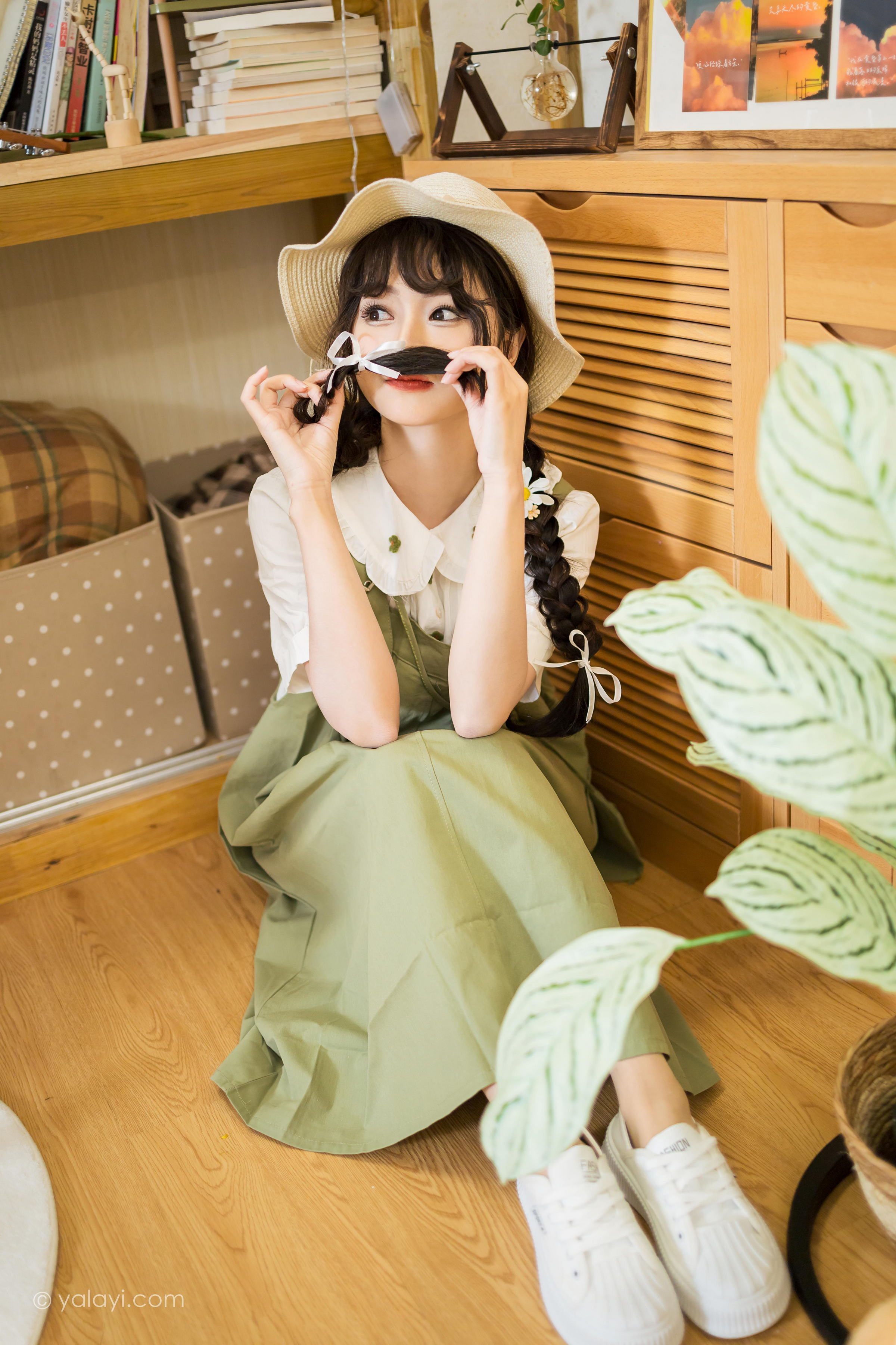 [YALAYI雅拉伊]2023.05.15 世间的温柔 小亭 白色小衬衫加背带加衣裙复古清纯写真集第15张