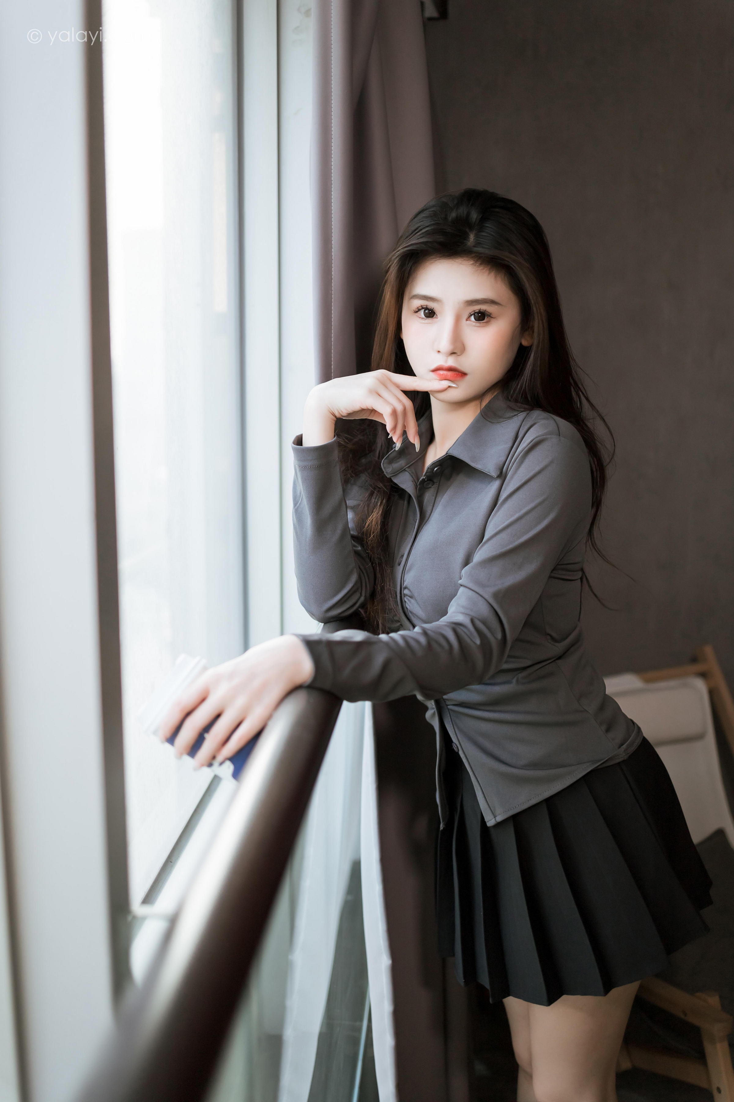 [YALAYI雅拉伊]2023.05.17 好看的人都像你 若婷 灰色衬衫加黑色短裙性感私房写真集第10张