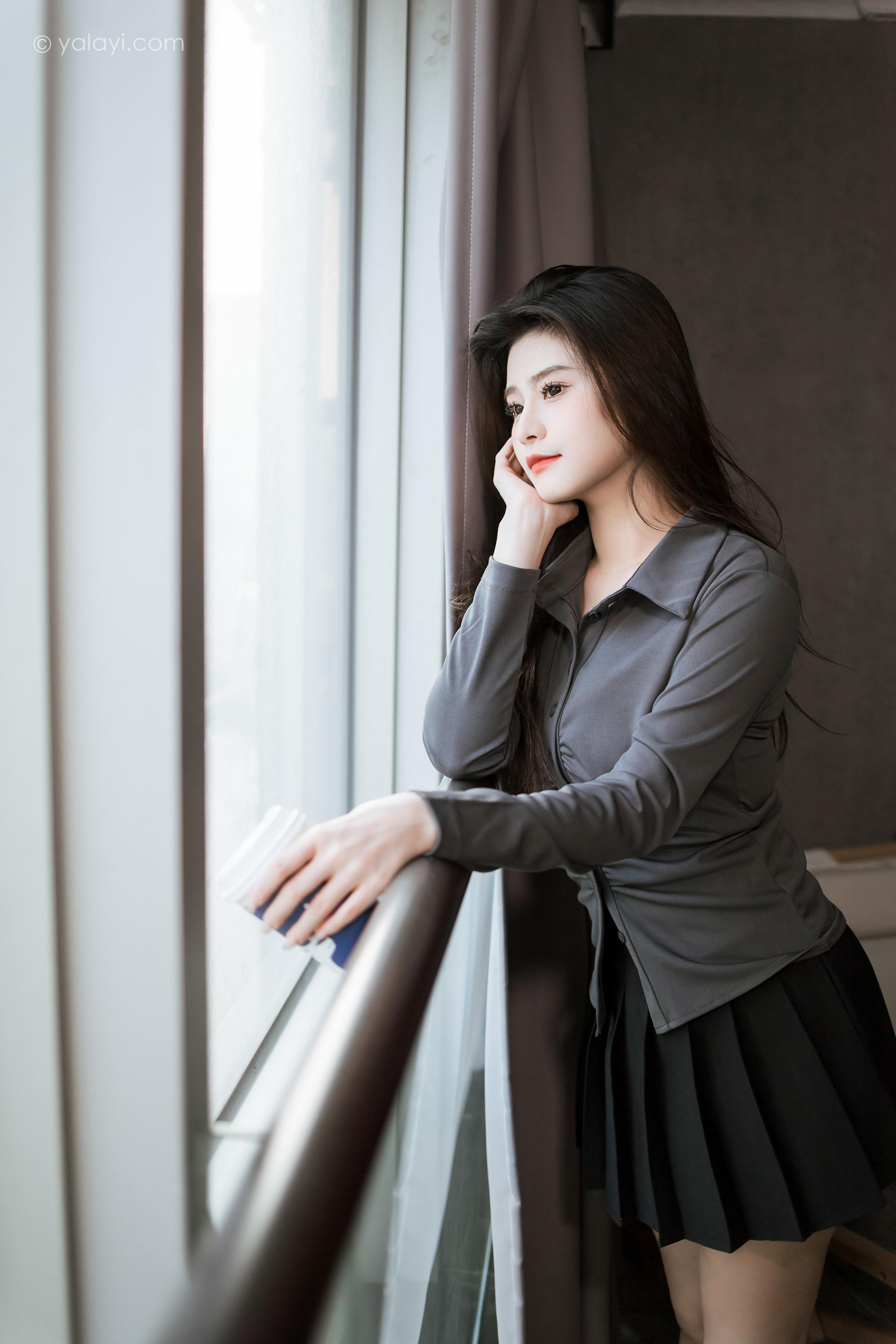 [YALAYI雅拉伊]2023.05.17 好看的人都像你 若婷 灰色衬衫加黑色短裙性感私房写真集第10张