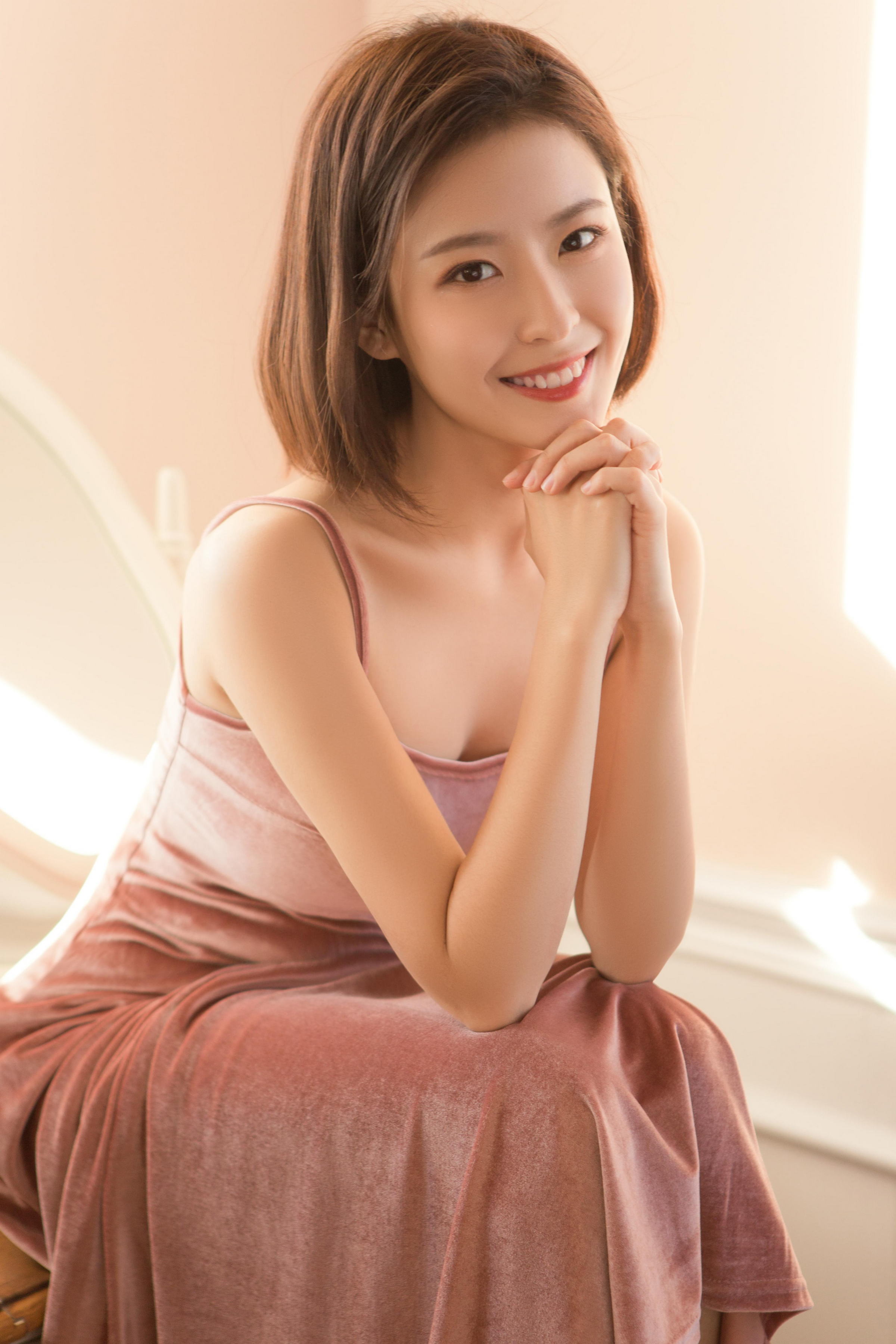 [YALAYI雅拉伊]2023.06.01 清丽佳人 白色镂空毛衣加粉色短裤与红色吊带连衣裙性感私房写真集第9张