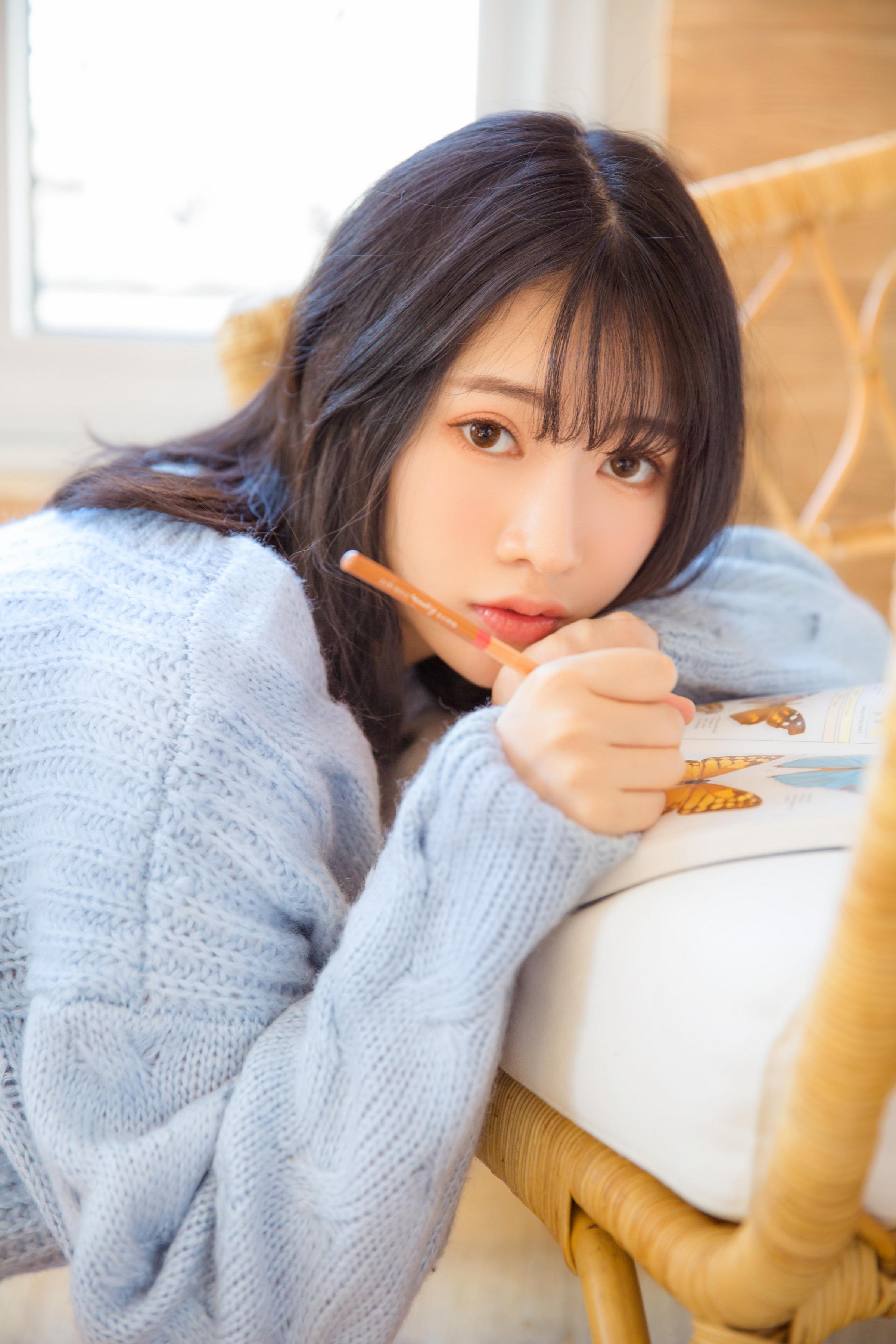 [YALAYI雅拉伊]2023.06.09 单纯美好 清纯居家少女 灰色毛衣加白色短裤与透视裸背连衣裙私房写真集第4张