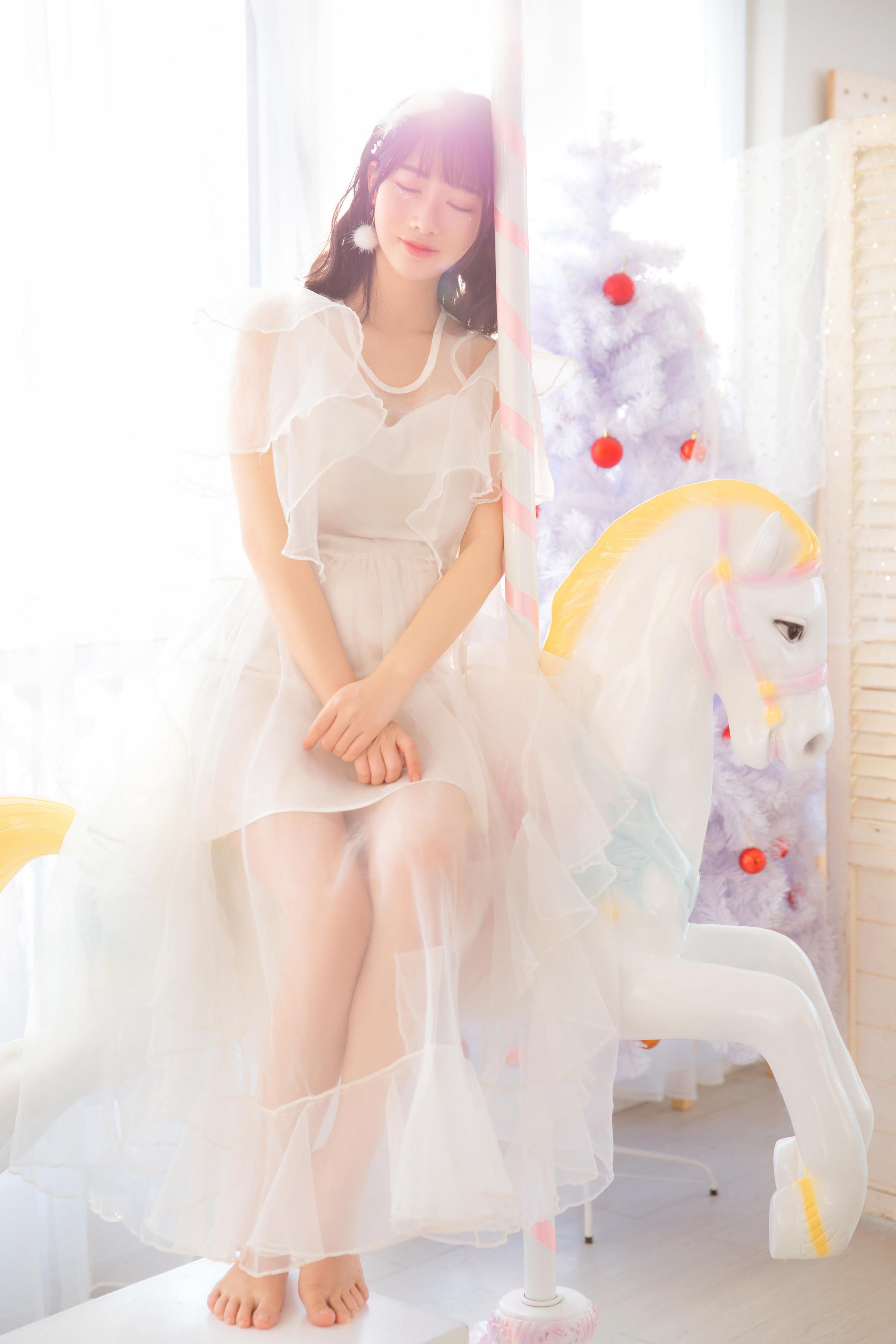 [YALAYI雅拉伊]2023.06.09 单纯美好 清纯居家少女 灰色毛衣加白色短裤与透视裸背连衣裙私房写真集第9张