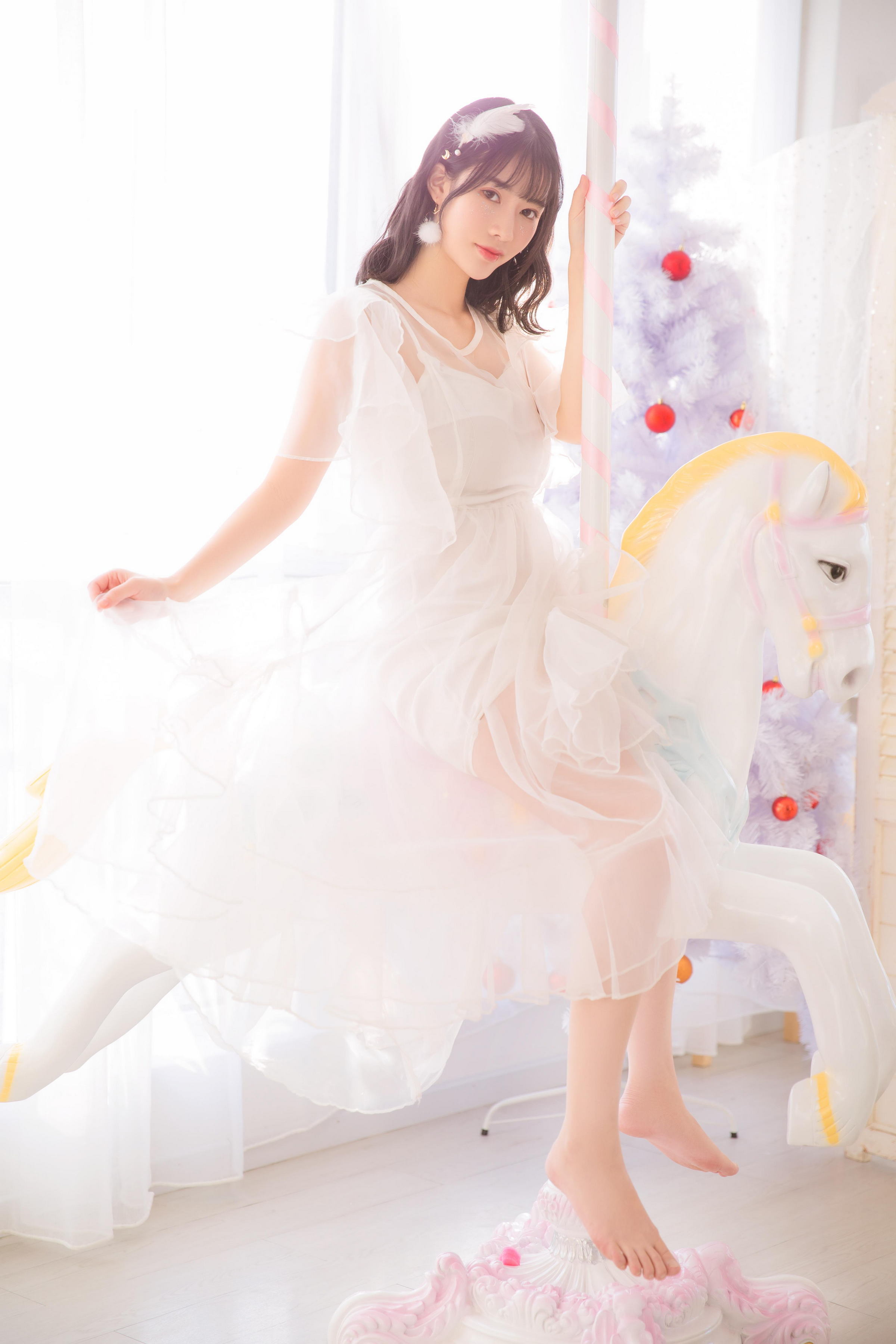 [YALAYI雅拉伊]2023.06.09 单纯美好 清纯居家少女 灰色毛衣加白色短裤与透视裸背连衣裙私房写真集第11张