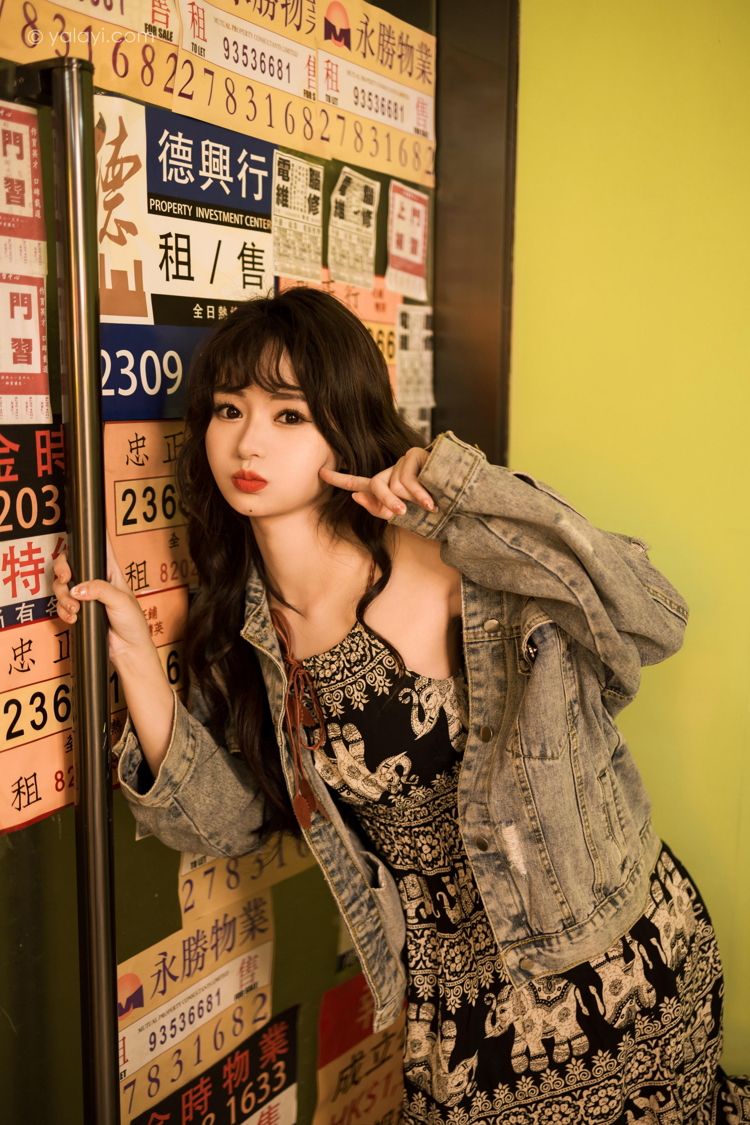 [YALAYI雅拉伊]2023.06.09 小巷听风 小亭 灰色牛仔外套加黑色蕾丝连衣裙清纯街拍写真集第3张