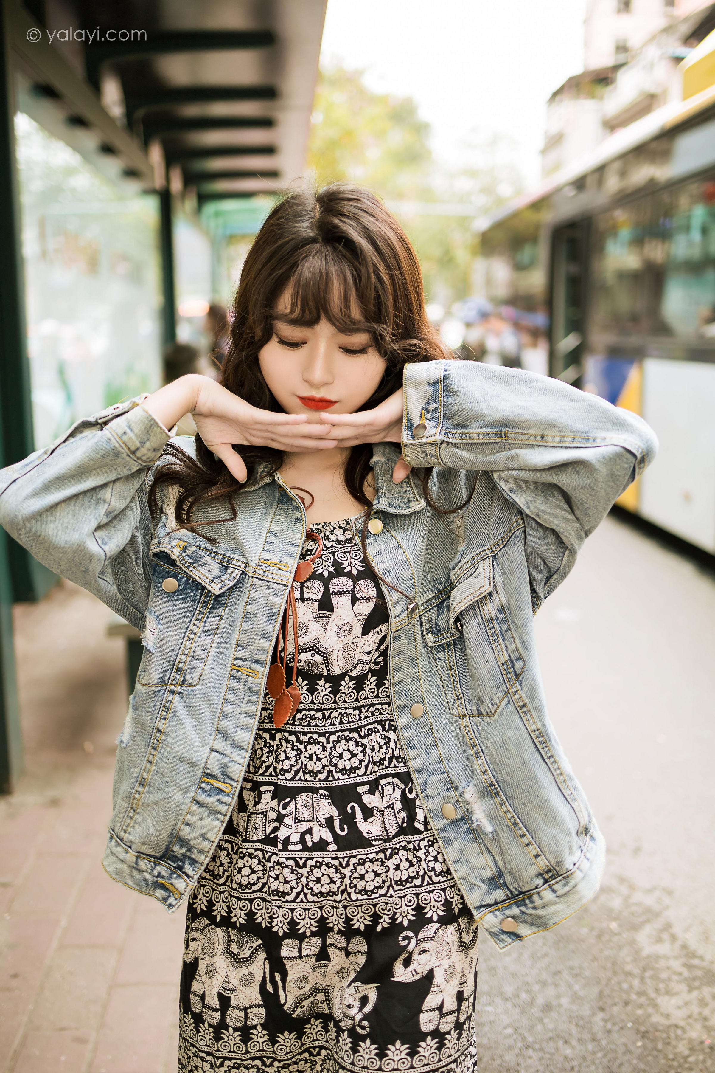 [YALAYI雅拉伊]2023.06.09 小巷听风 小亭 灰色牛仔外套加黑色蕾丝连衣裙清纯街拍写真集第10张