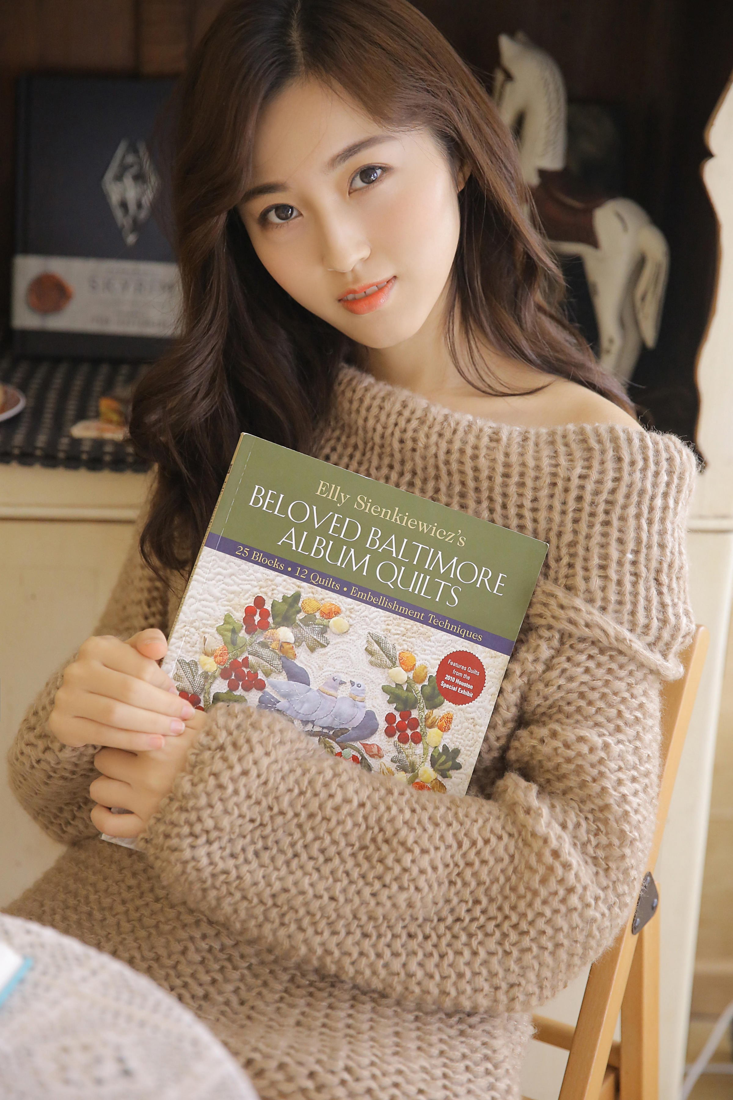 [YALAYI雅拉伊]2023.06.16 软谈丽语 居家清纯少女 黄色镂空毛衣加白色短裤与粉色透视连衣裙性感写真集第1张