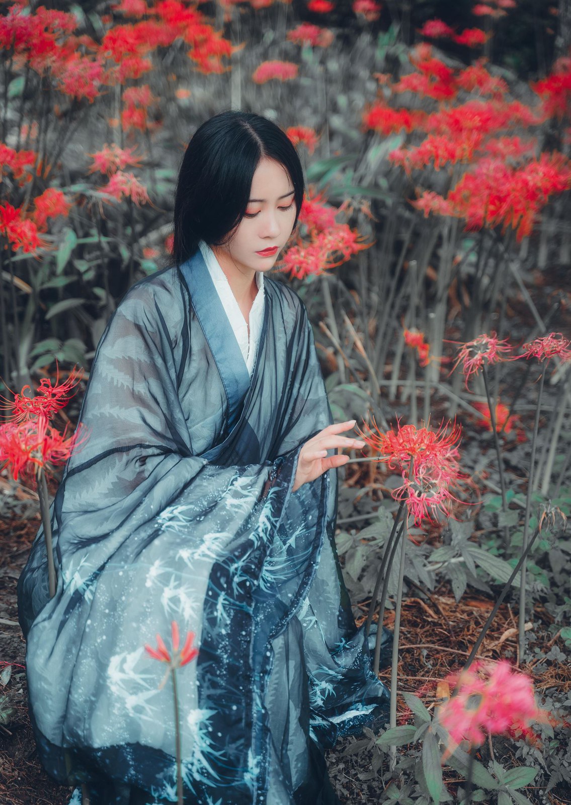 拿相机的执义   汉服古风写真彼岸花[10P]第2张