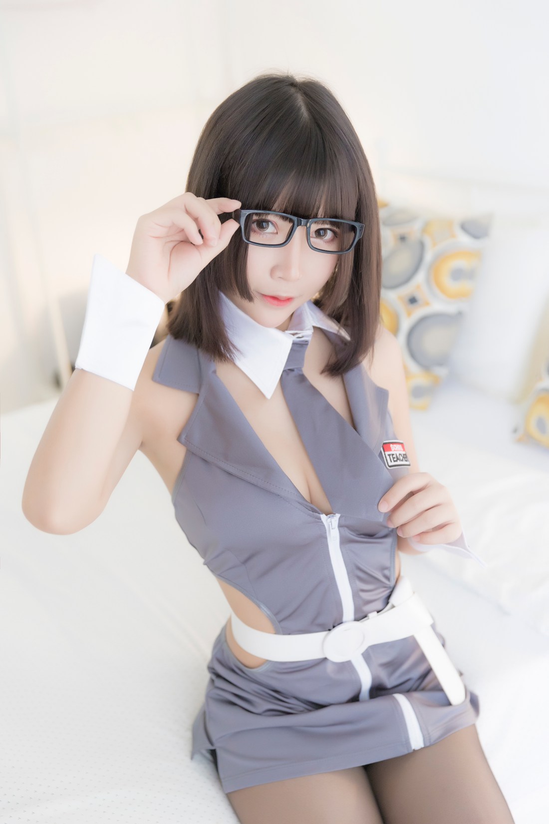 微博红人Coser@抱走莫子aa 黑丝 在现浏览第2张