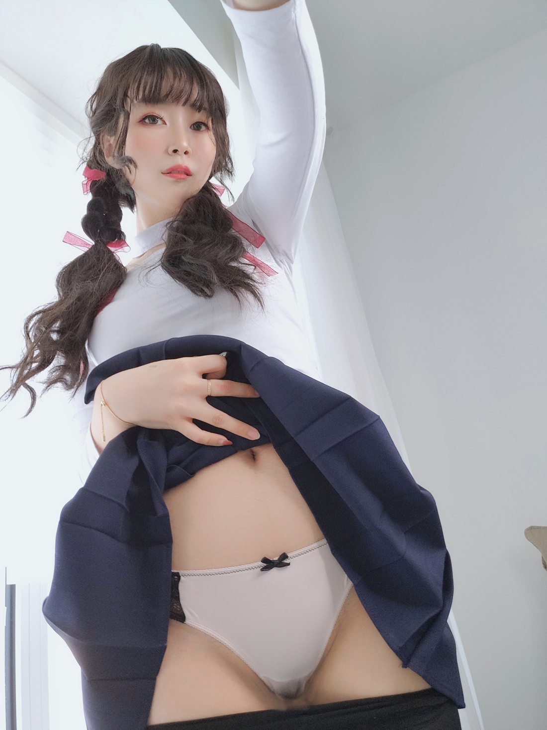 人气动漫Coser@白银81 邻家大解解的黑丝DLC 在现浏览第1张