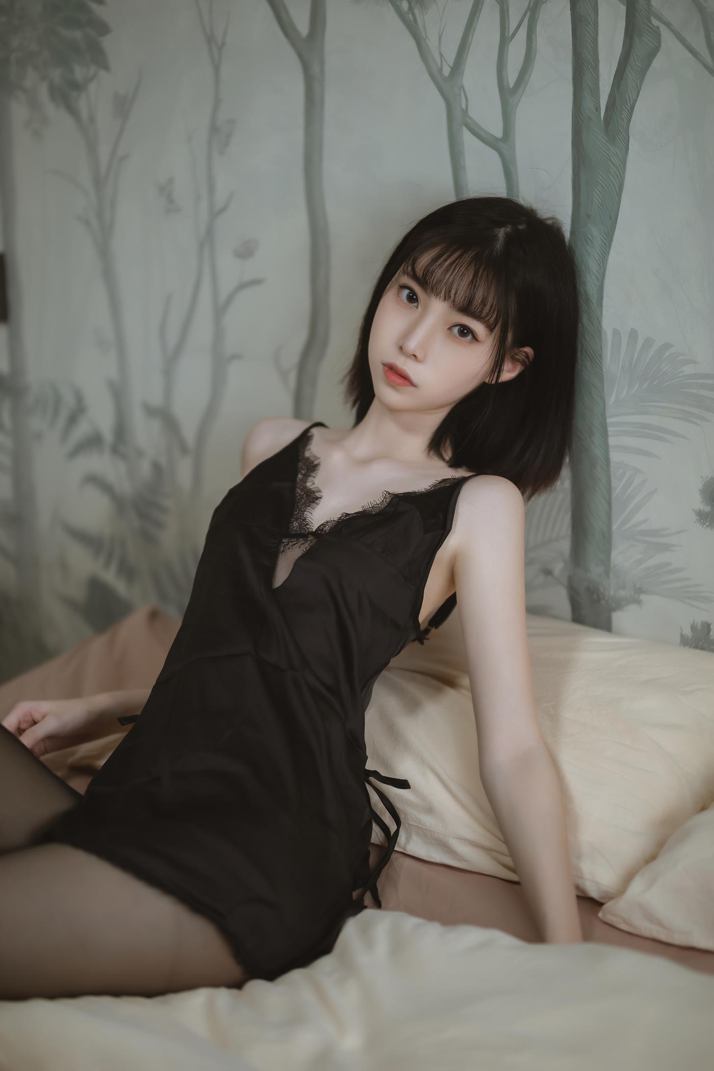 网紅Coser@许岚LAN 黑色雷丝睡衣 [38P]第8张