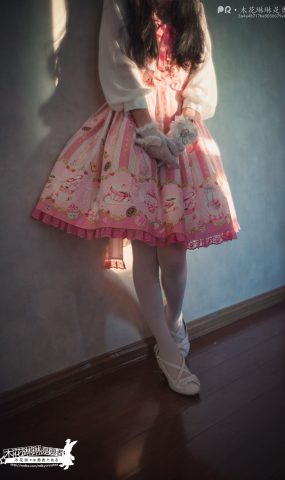 网荭Coser@木花琳琳是勇者 桌下小裙子白丝play!  在现浏览