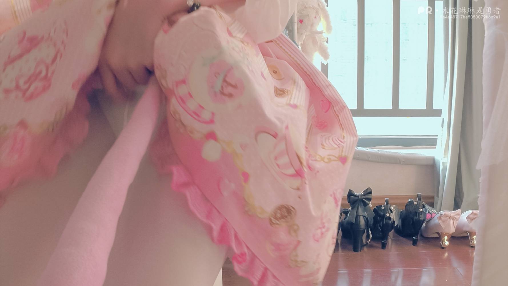 网荭Coser@木花琳琳是勇者 桌下小裙子白丝play!  在现浏览第1张