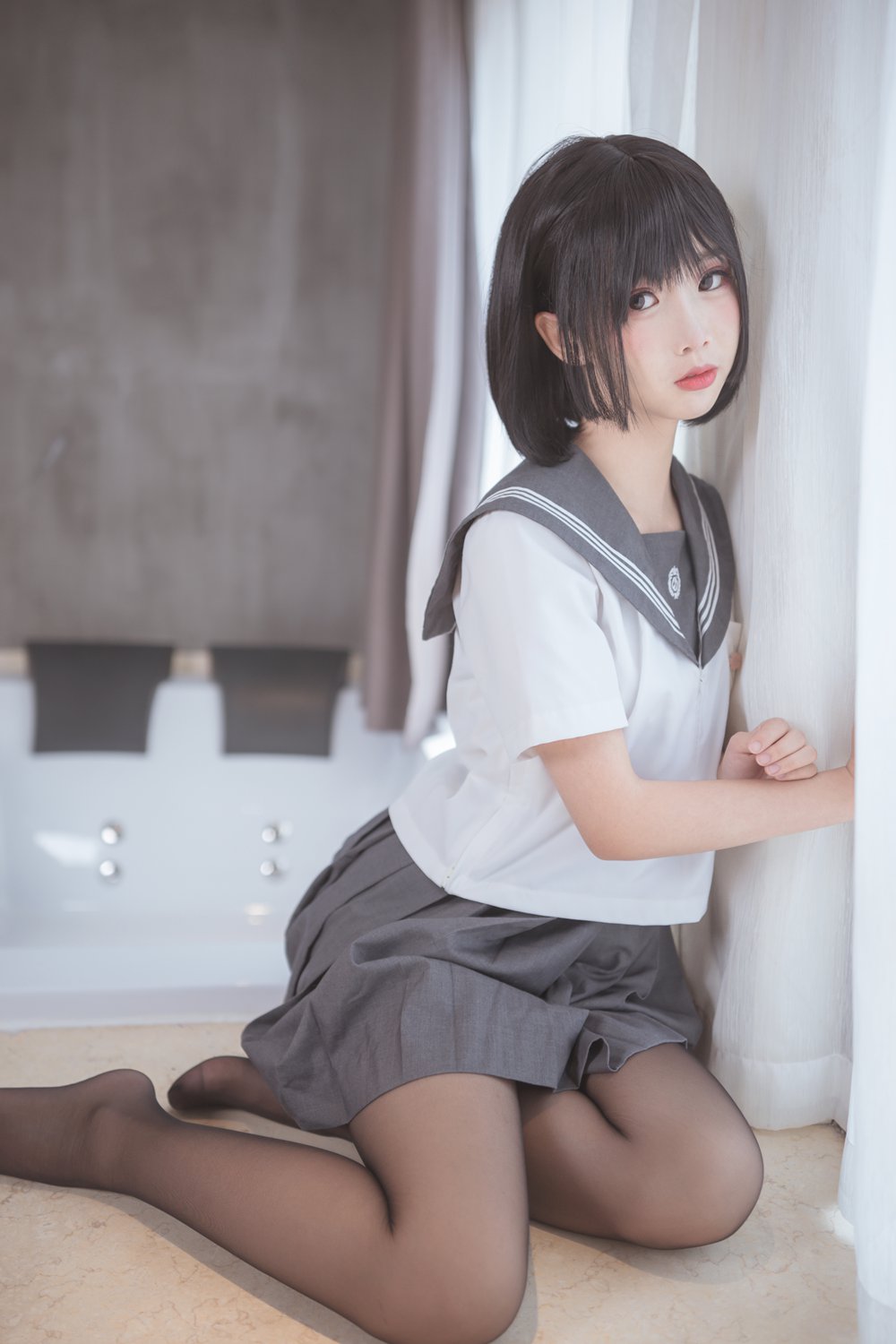 网荭Coser@面饼仙儿 脑内少女 黑丝JK 在现浏览第3张