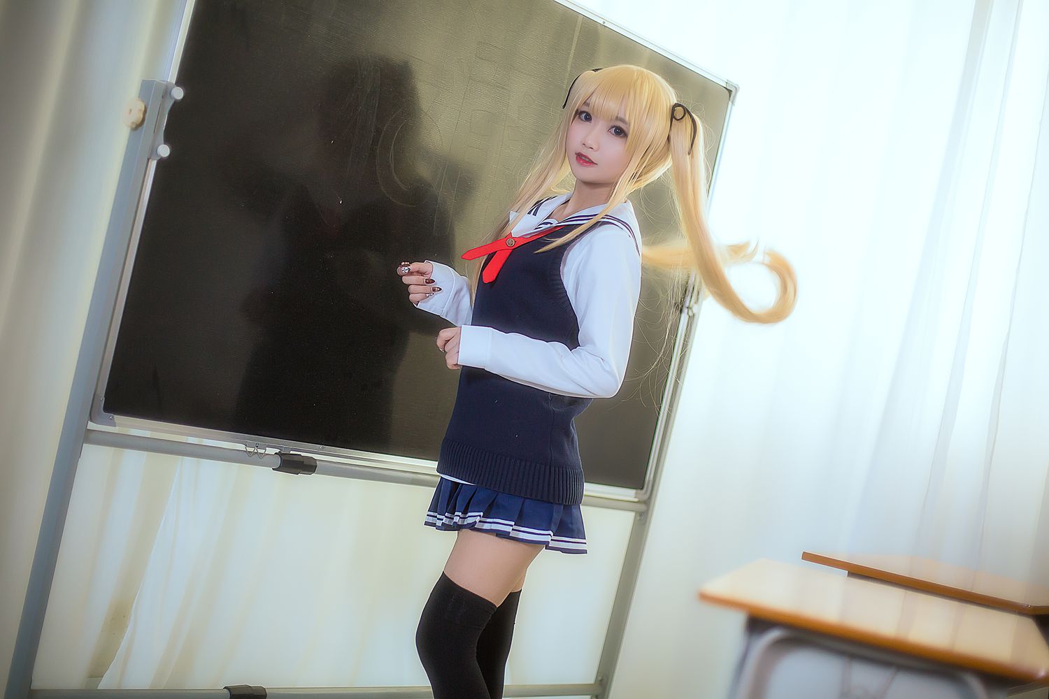 微博红人Coser@鬼畜摇 校服 在现浏览第1张