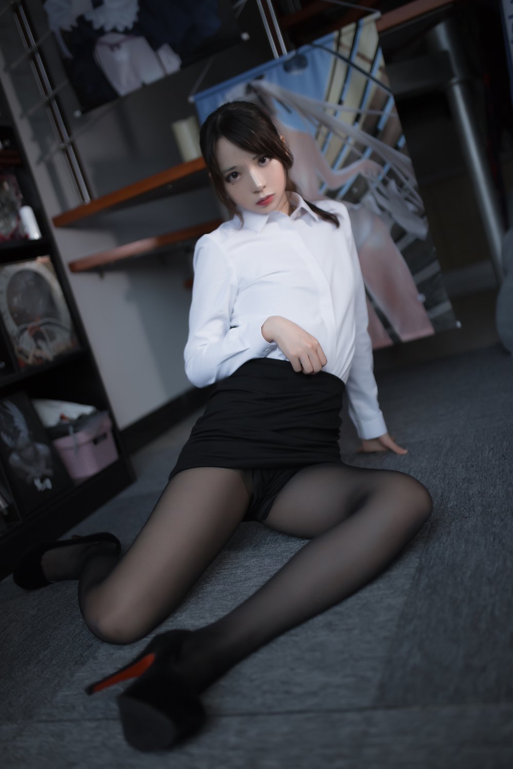 网荭Coser@疯猫ss 职业装 在现浏览第1张