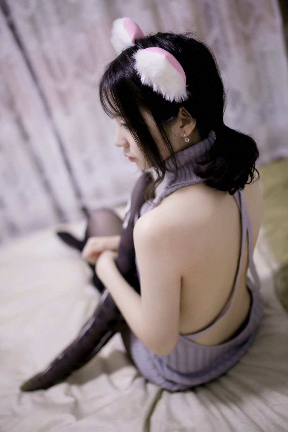 网荭Coser@疯猫ss 露背毛衣 在现浏览第3张