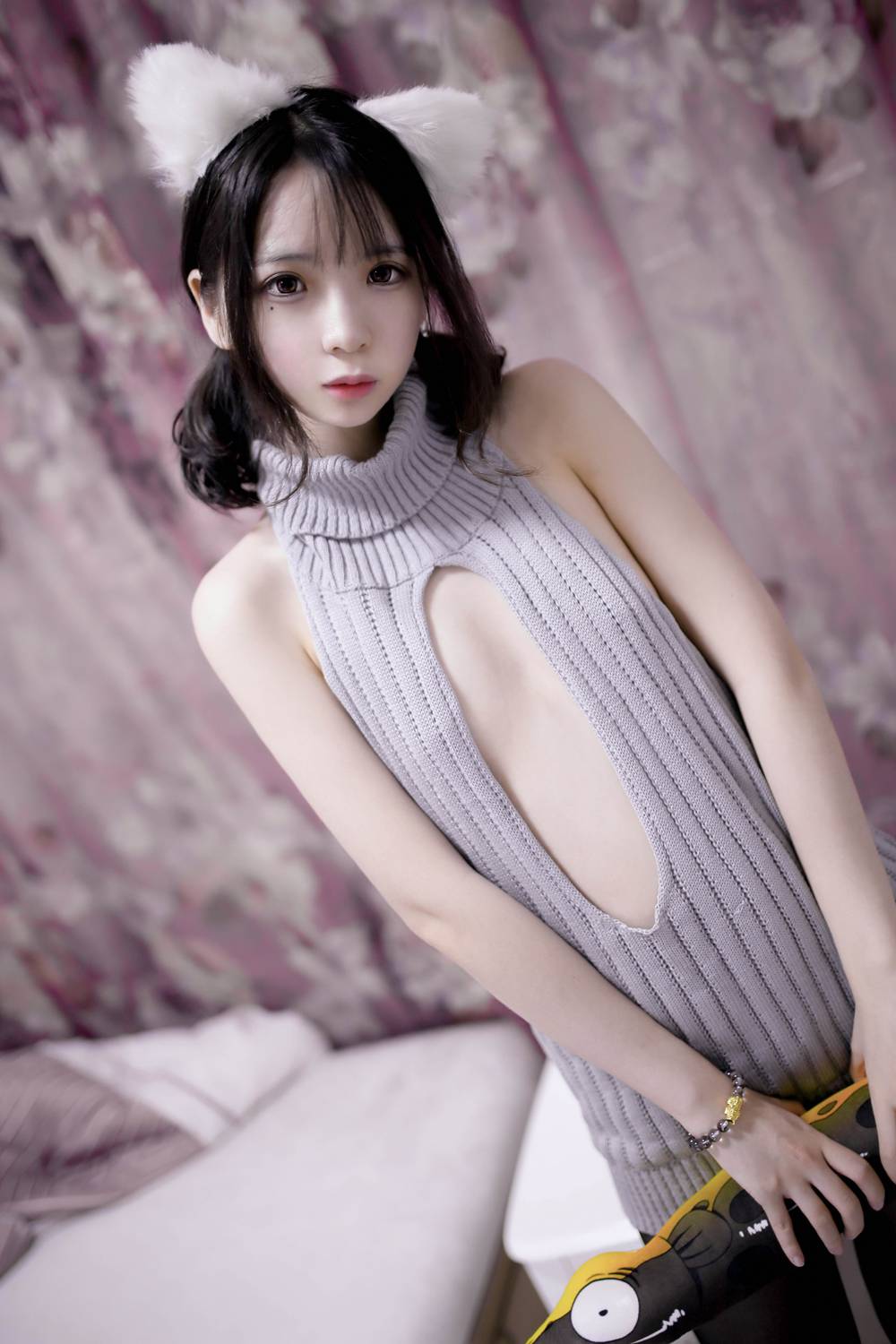 网荭Coser@疯猫ss 露背毛衣 在现浏览第1张