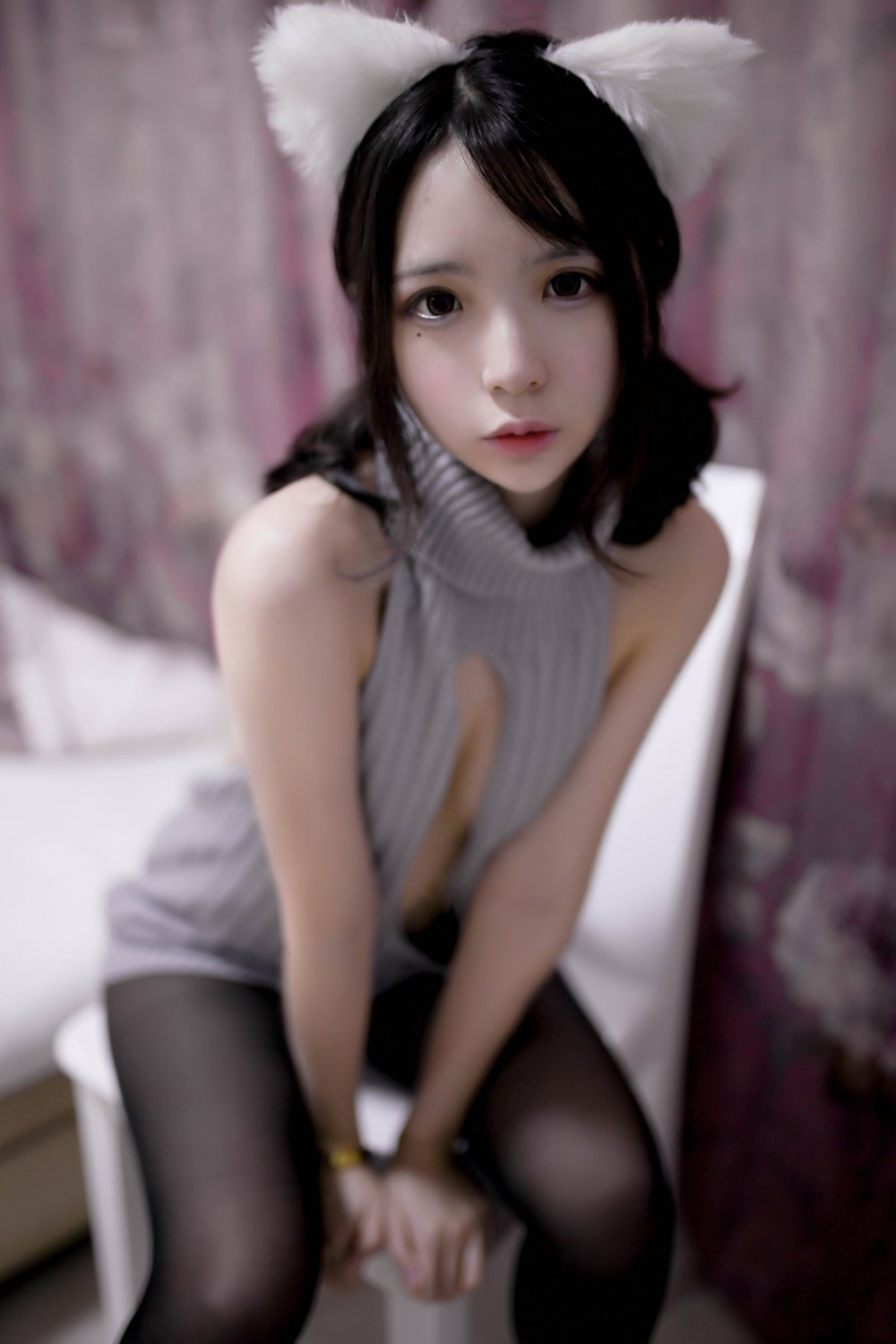 网荭Coser@疯猫ss 露背毛衣 在现浏览第4张